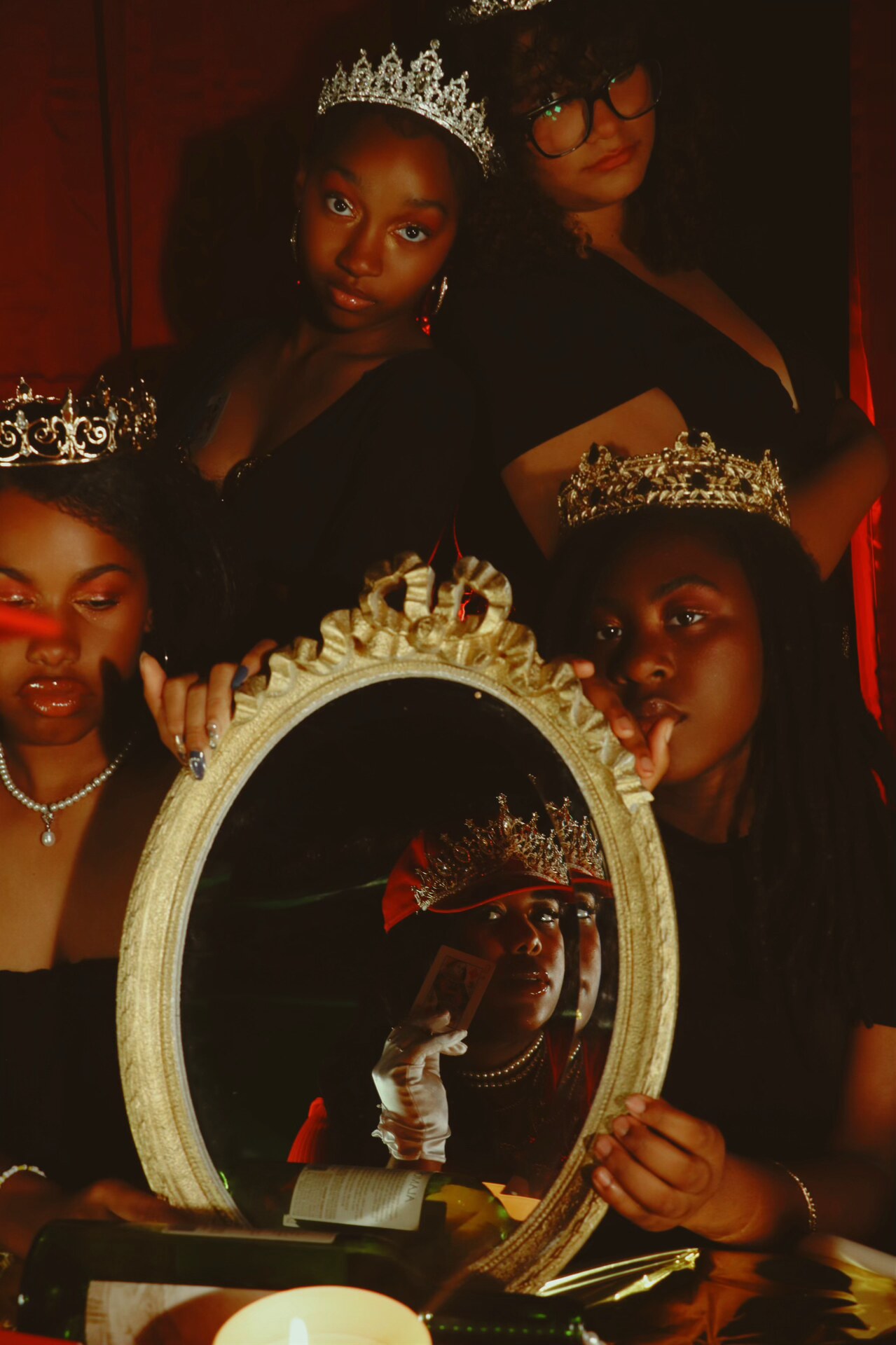 Court of Queens — mirror composition.